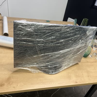 מסך עטוף בניילון על שולחן עם כוסות זכוכית