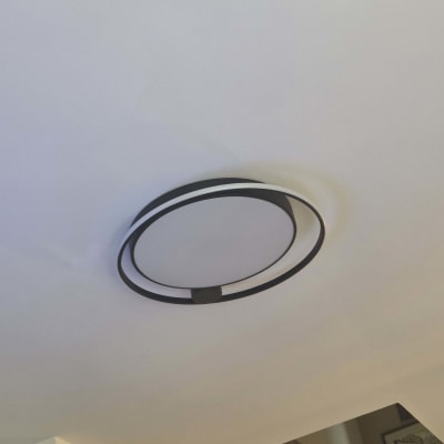 מנורת תקרה עגולה מותקנת על תקרה לבנה