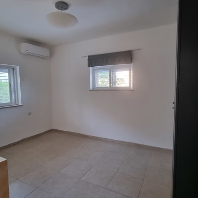 חדר ריק עם חלונות, מזגן ותאורה עליונה