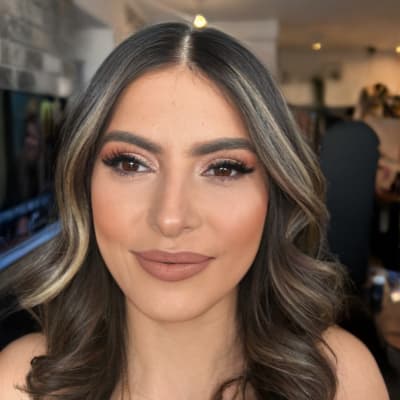 איפור עיניים דרמטי ושיער גלי עם פסים בהירים