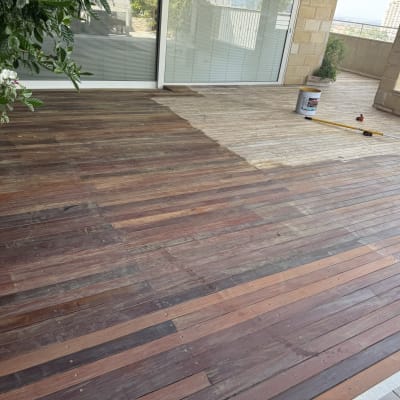 דק עץ עם כלי עבודה וצבע על מרפסת