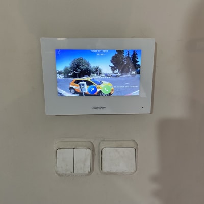 מסך אינטרקום עם תצוגת מצלמה חיצונית