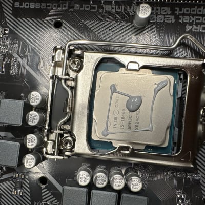 מעבד אינטל מותקן על לוח אם עם משחה תרמית