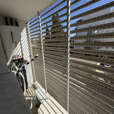 רשתות מותקנות למניעת כניסת יונים במרפסת