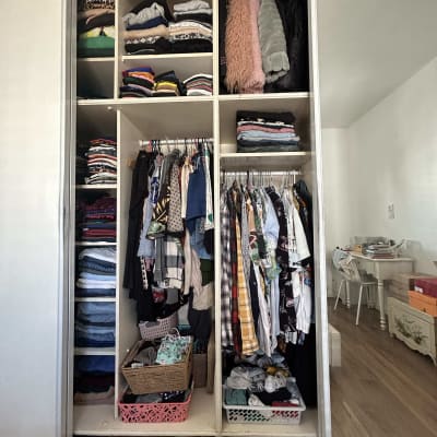 ארון בגדים מאורגן עם מדפים ותלייה מסודרת