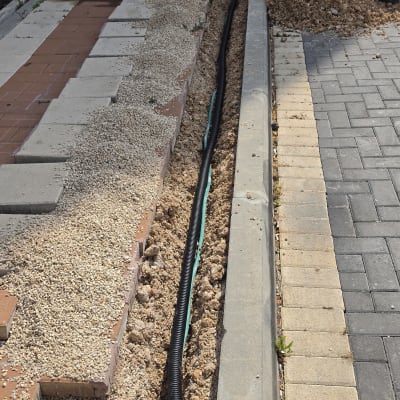 תעלה עם צינור חשמל מונח בחצר