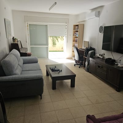 סלון מרוהט ונקי בדירה מאוכלסת עם ריצוף טרצו