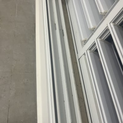 מסילות חלון נקיות לאחר ניקוי יסודי