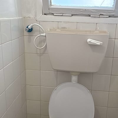 כלים סניטריים וכלי עבודה על אסלה בשירותים