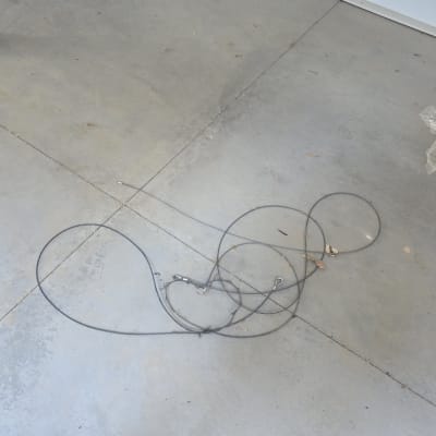 כבל חשמלי על רצפת בטון