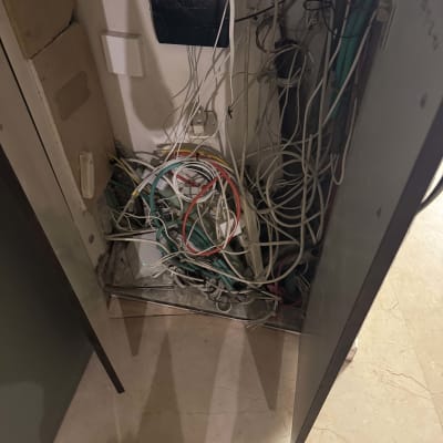 ארון תקשורת עם כבלים וחיבורים שונים