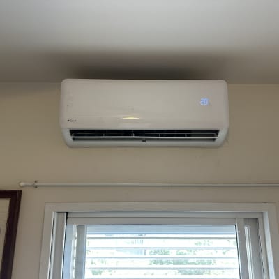 מזגן מותקן על קיר מעל חלון