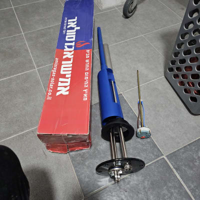 חלקי דוד שמש על רצפה אפורה