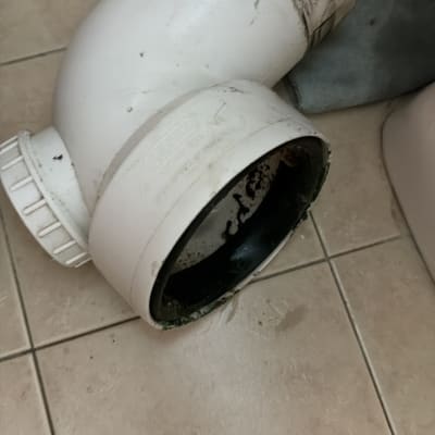 מחבר ברך מפלסטיק לבן לאסלה עם גומיית אטימה