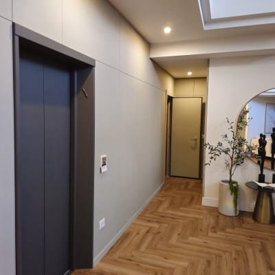 מסדרון עם רצפת עץ ודלתות אפורות