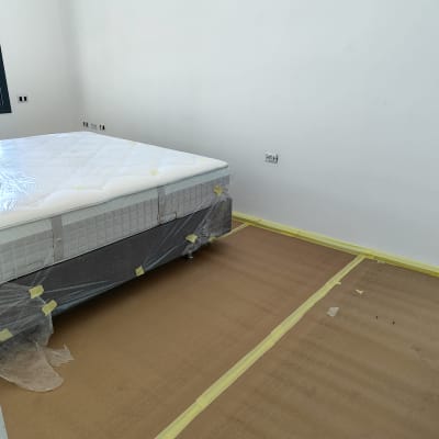 רצפה מכוסה בניילון להגנה בזמן צביעה