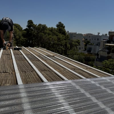 התקנת לוח סנטף שקוף על גבי פרגולת עץ עם מחצלת במבוק