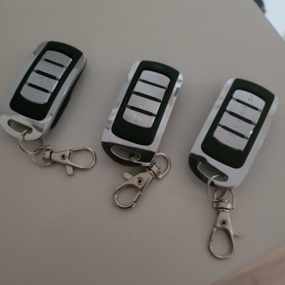 שלושה שלטים לשערים חשמליים עם כפתורים