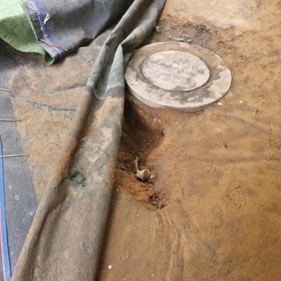 חפירה באדמה ליד מכסה ביוב