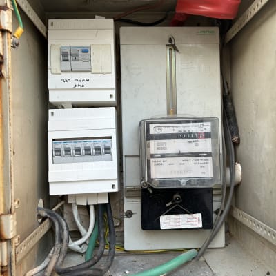 לוח חשמל עם מפסקים וחוטי חשמל