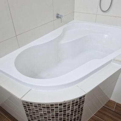 אמבטיה לבנה עם ברז קיר