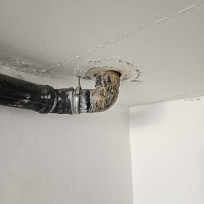 צינור מתכת עם חלודה בתקרה