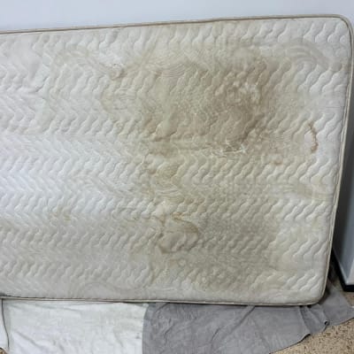 מזרן מלוכלך על הרצפה, מוכן לניקוי