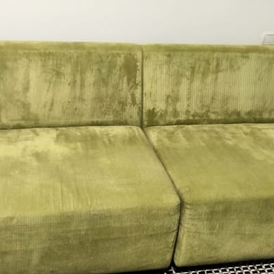 ספה ירוקה עם כתמים על הריפוד