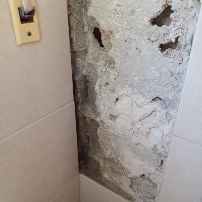 קיר פתוח עם צינור חשוף ותשתית בטון