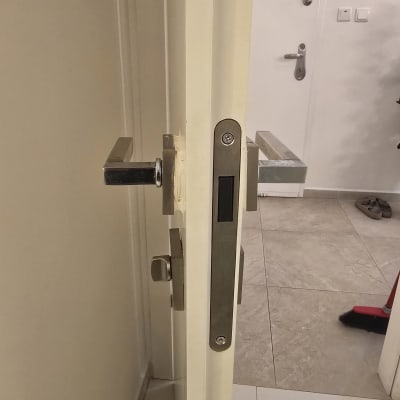 מנעול דלת מותקן על דלת פתוחה