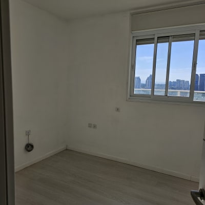 חדר ריק עם קירות צבועים בלבן