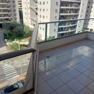 מרפסת נקייה עם רצפה מבריקה ויבשה