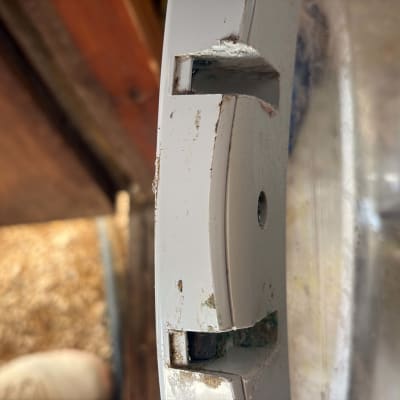 חלק ממכשיר חשמלי עם סימני בלאי