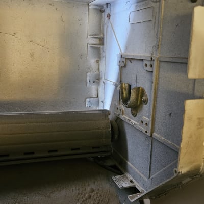 חלקים פנימיים של תריס עם לכלוך ואבק