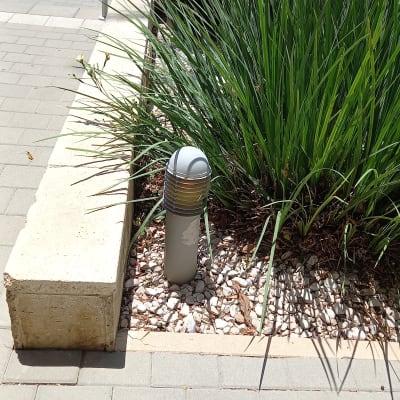 עמוד תאורה קטן ליד שביל מרוצף