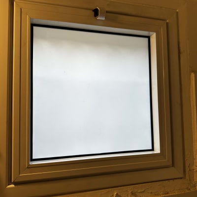 חלון אלומיניום עם מסגרת בהירה