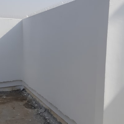 קיר לבן משופץ עם גג בטון
