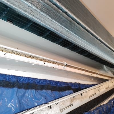 חלק פנימי של מזגן עם צינורות מתכת