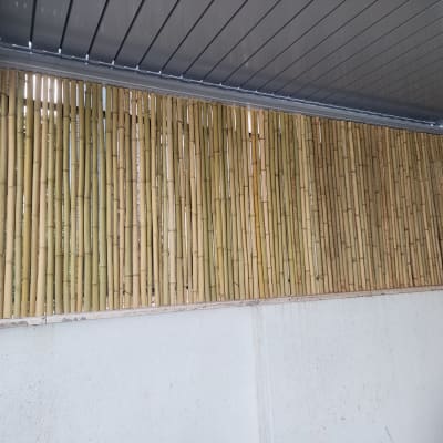 גדר במבוק מותקנת על קיר תחת תקרה מתכתית