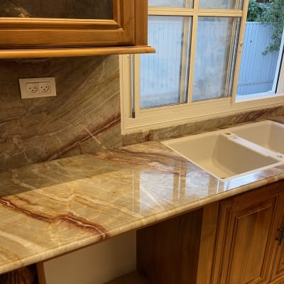 שיש צבעוני עם גוונים חומים וצהובים במטבח