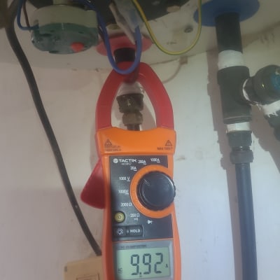 מד זרם מחובר לדוד שמש עם חוטים חשמליים