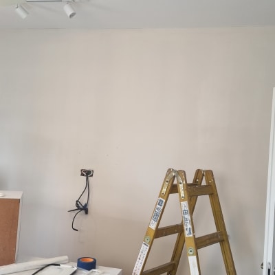 סולם, דלי צבע, קיר צבוע, דלת פתוחה