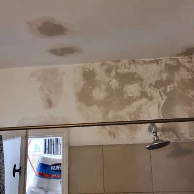 תיקוני צבע על קיר ותקרה בחדר אמבטיה