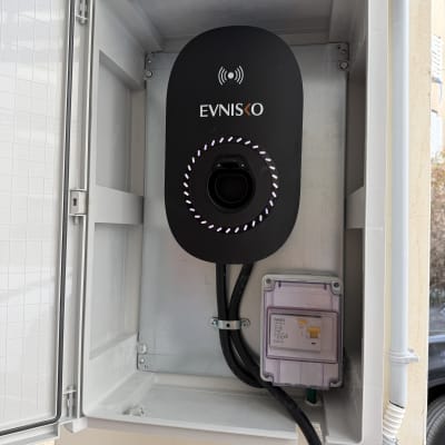 התקנת עמדת טעינה לרכב חשמלי מבית EVNISKO בתוך ארון הגנה