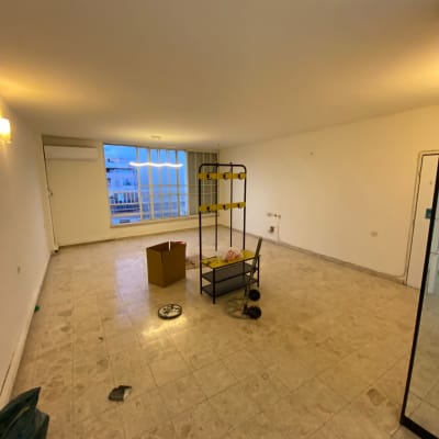 חדר ריק עם קופסאות וכלי עבודה על הרצפה