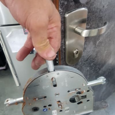 מנעול דלת עם ידית ומנעולן בעבודה