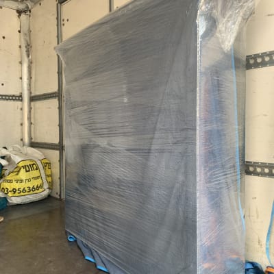 רהיט עטוף בניילון בתוך משאית הובלה