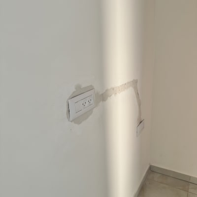 שקע חשמל בקיר עם תיקון טיח
