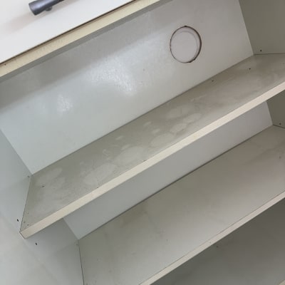 מדפים מאובקים בארון פתוח