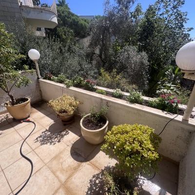 מערכת השקיה וטפטפות מחוברת לעציצים ואדניות במרפסת